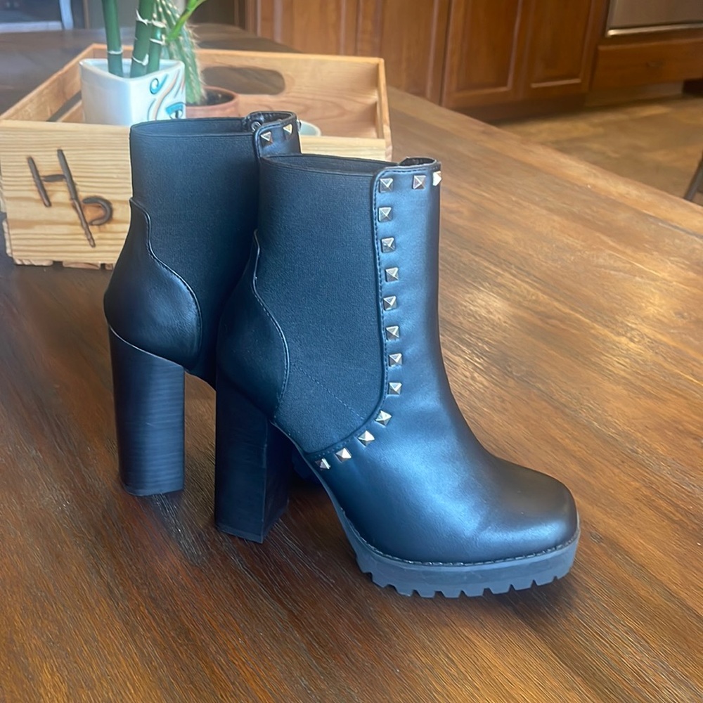 {Steve Madden} NWOT Brisa Womens Faux Leather Studded Ankle Boots